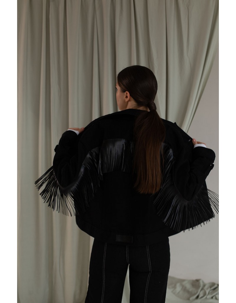 Куртка oversize в черном дениме с кожаной бахромой Куртка oversize в черном дениме с кожаной бахромой