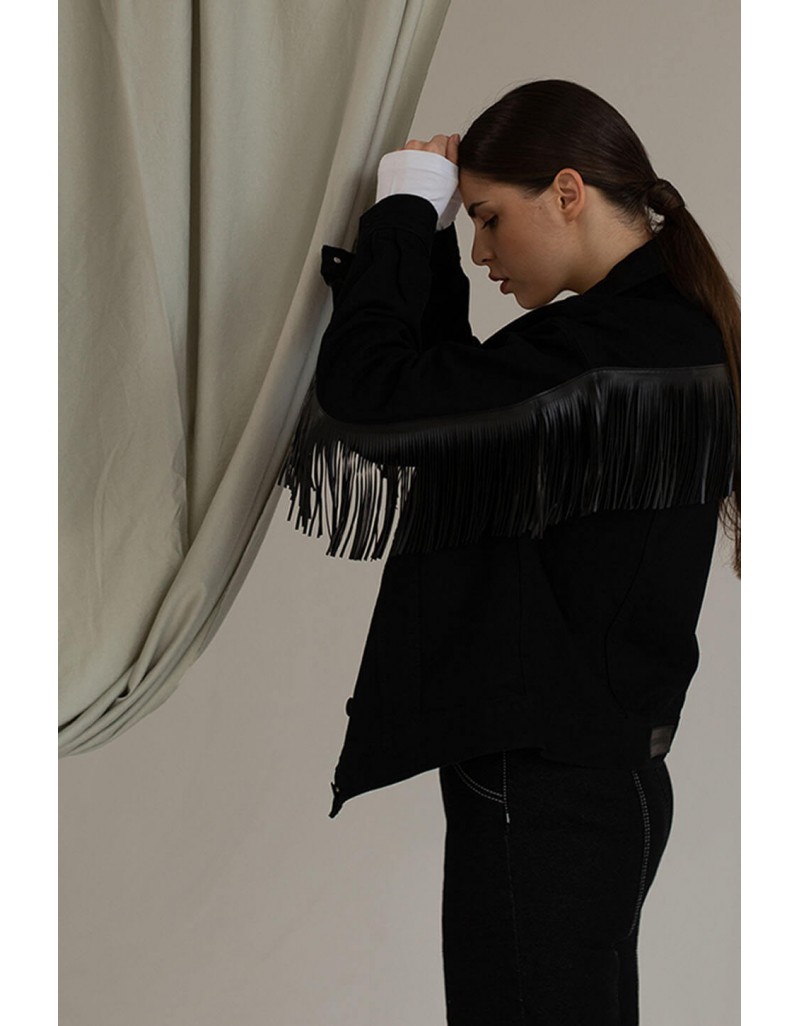 Куртка oversize в черном дениме с кожаной бахромой Куртка oversize в черном дениме с кожаной бахромой